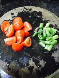 清香的芦笋番茄蛋花汤做法图解2)