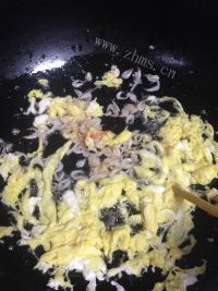 美味可口的三鲜小肉包做法图解4)