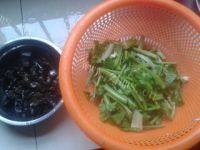 鲜香的芹菜炒木耳做法图解3)