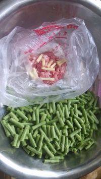 美味的肉末炒豇豆做法图解3)