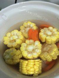 美味的玉米排骨汤做法图解6)