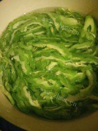 口感好的苦瓜炒肉做法图解2)
