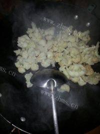 家常素炒菜花做法图解9)