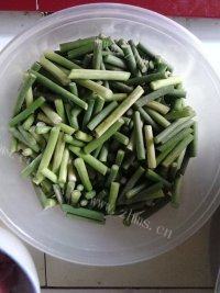 味道不错的蒜苔炒肉做法图解1)