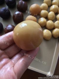 自制广式蛋黄莲蓉月饼做法图解5)