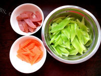 家常菜莴笋炒腊肠做法图解1)