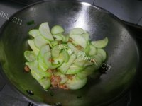家常菜西葫芦炒海米做法图解7)
