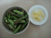下饭的芦笋炒牛肉做法图解1)