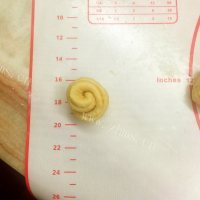 美味的金钱卷面包做法图解11)