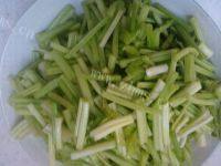 芹菜木耳炒肉丝做法图解4)