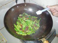 自己做的腊肉炒蒜苗做法图解3)