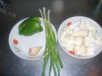 家常菜青椒炒菜花做法图解1)