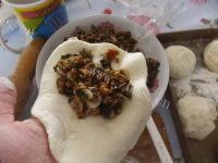 美味咸菜虾米包做法图解13)