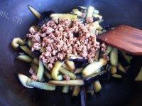 「家有大厨」蚝油肉末茄子做法图解8)