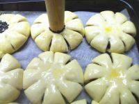 豆沙花朵面包做法图解10)