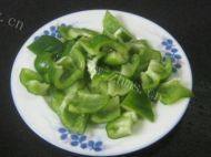 腊肉炒青椒做法图解2)