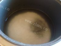 特色美食皮蛋瘦肉粥做法图解3)