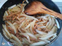 家常菜白菜梗炒肉做法图解9)
