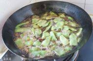 东北菜红烧肉炖豆角做法图解4)