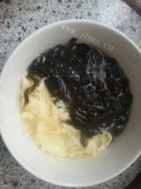 美味的紫菜蛋花汤做法图解4)
