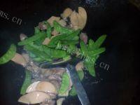 家常荷兰豆炒火腿做法图解5)
