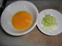 家常紫菜虾米蛋花汤做法图解3)