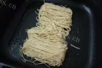 美味的核桃素炒面做法图解2)