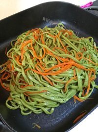 美味的胡萝卜炒面做法图解11)