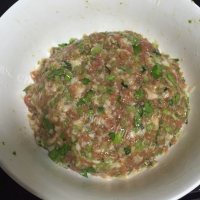 美味的芹菜肉包子做法图解5)