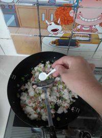 很有食欲的炒米饭做法图解8)
