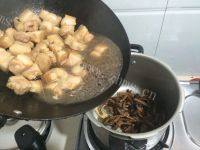 家常菜茶树菇红烧肉做法图解10)