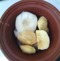 美味的苹果雪梨瘦肉汤做法图解5)