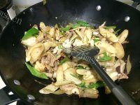 美味的茭白炒肉做法图解8)