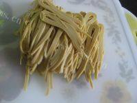 家常菜洋白菜炒豆片做法图解2)