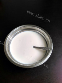 美味的牛奶鸡蛋羹做法图解2)
