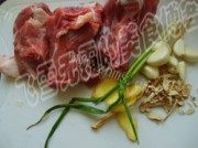 美味的棒骨莴笋汤做法图解1)