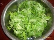 家常菜炝芹菜叶做法图解1)