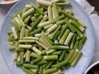 家常菜蒜苔炒牛肉做法图解1)