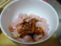 家常菜蒜薹炒肉做法图解7)