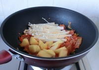 辣白菜炖冻豆腐做法图解4)