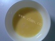美味的牛奶蛋羹做法图解2)