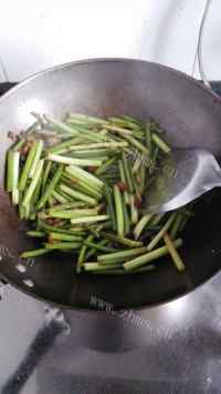 家常菜蒜苗炒肉片做法图解6)