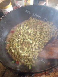 美味营养的酸豆角炒肉末做法图解8)