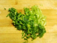 美味的鸡蛋青菜豆渣饼做法图解3)