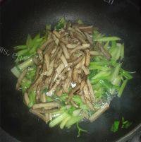 家庭版芹菜炒香干做法图解9)