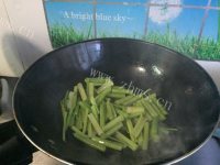 美味的芹菜炒鱼饼做法图解6)