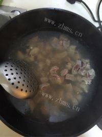 家常菜牛肉炖西红柿做法图解2)