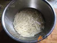 家常菜麻辣土豆丝做法图解4)