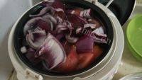 美味的番茄玉米排骨汤做法图解7)