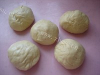 自制牛奶花朵面包做法图解3)